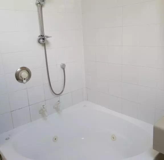 استودیوی استاندارد, Rosewood Court Motel