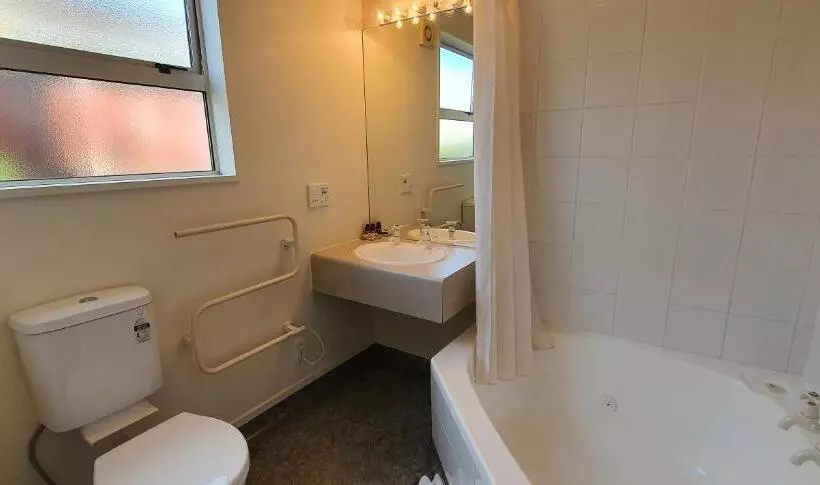 استودیوی استاندارد, Rosewood Court Motel