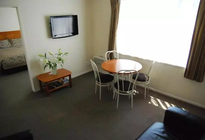 آپارتمان 2 خوابه, Rosewood Court Motel