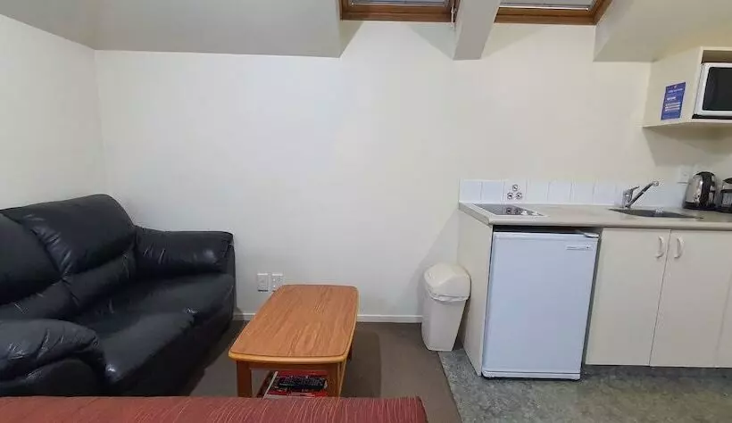 استودیوی سوپریور, Rosewood Court Motel