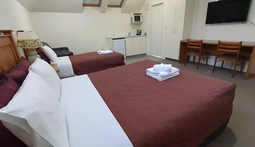 استودیوی سوپریور, Rosewood Court Motel