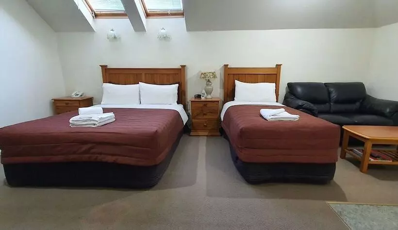 استودیوی سوپریور, Rosewood Court Motel
