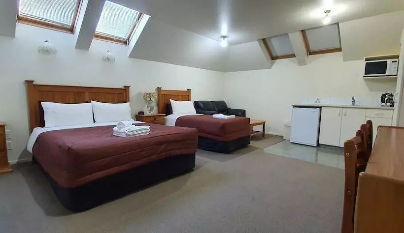 استودیوی سوپریور, Rosewood Court Motel