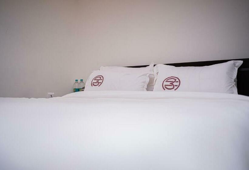 اتاق لوکس, Mookambika Comforts