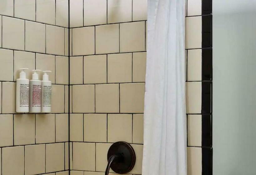 带大床的标准间, Callicoon Hills