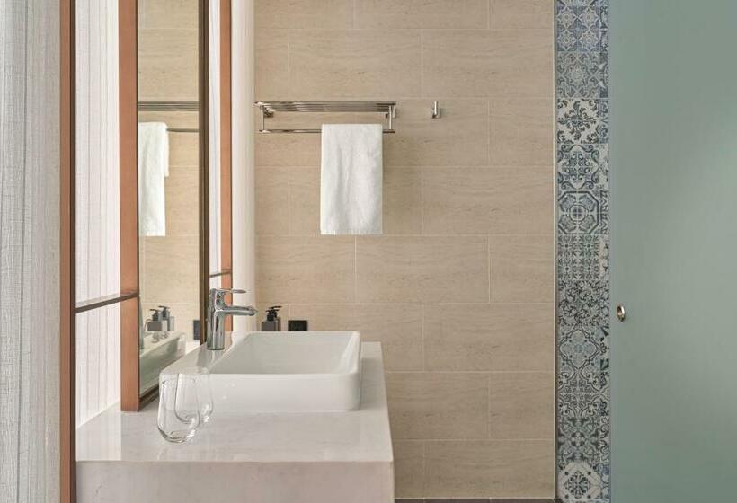 اتاق لوکس با چشمانداز دریا, The Secret Con Dao