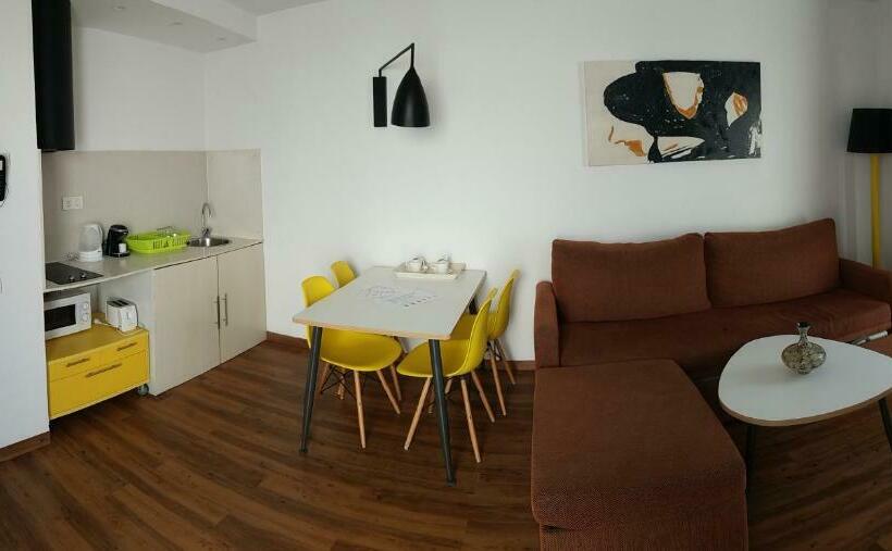 شقة غرفة واحدة, Plaza Palmeras