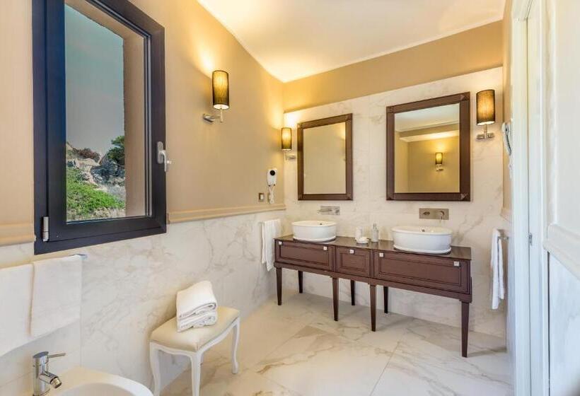 جناح جونيور, Cala Lunga