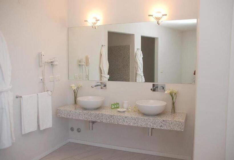 جناح جونيور, Cala Lunga