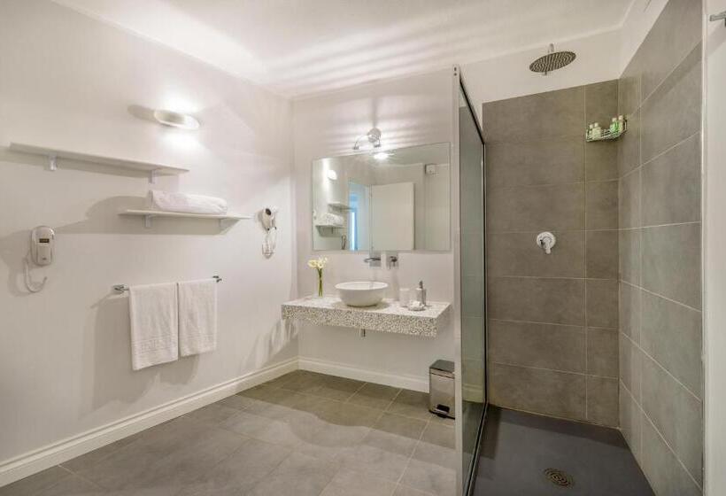 جناح جونيور, Cala Lunga