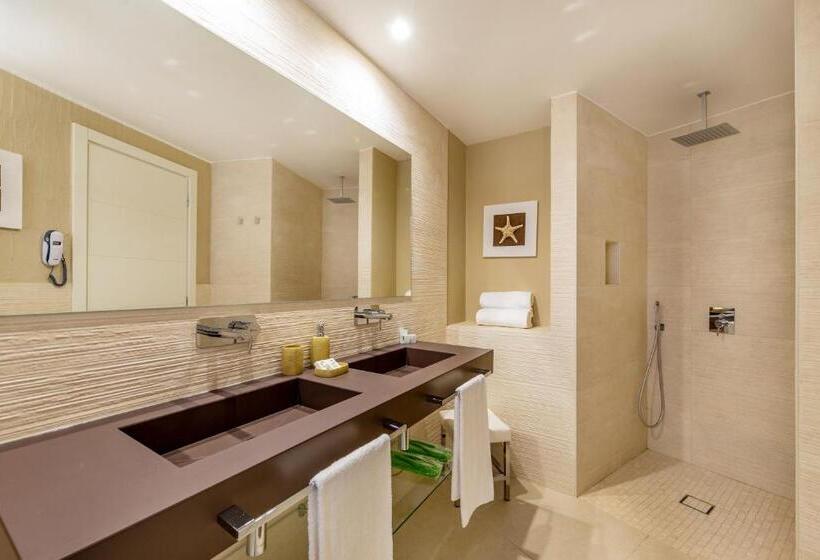 غرفة برستيج ثلاثية, Cala Lunga