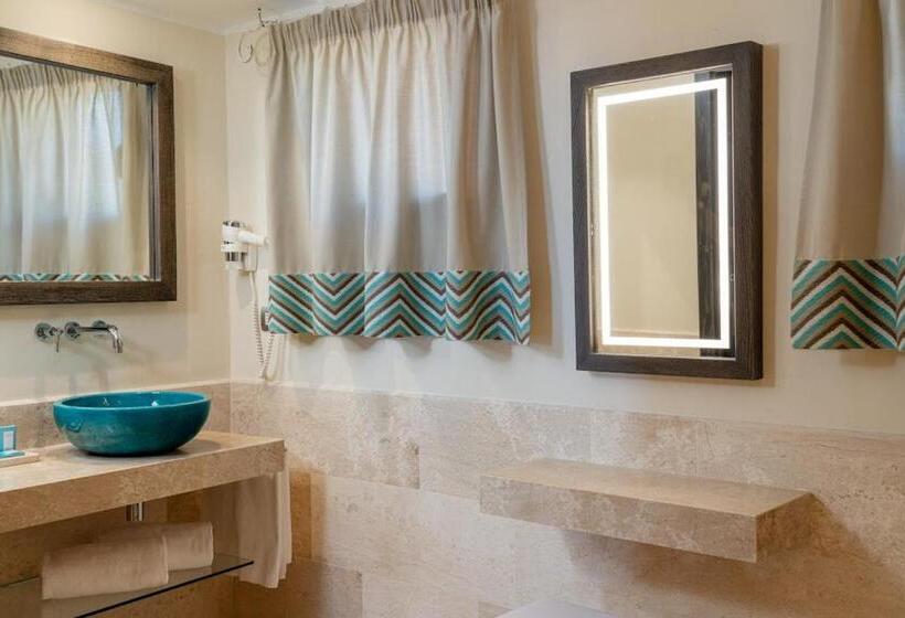 جناح جونيور عائلى, Cala Lunga