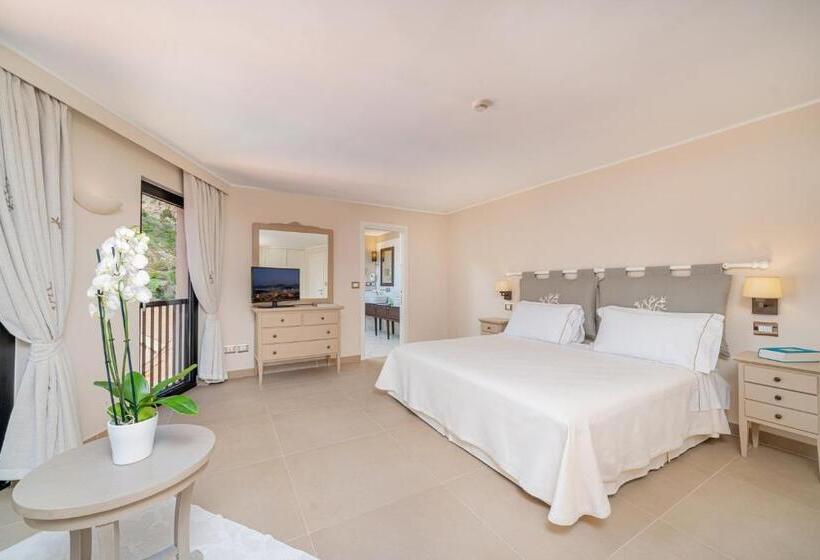 جناح جونيور, Cala Lunga