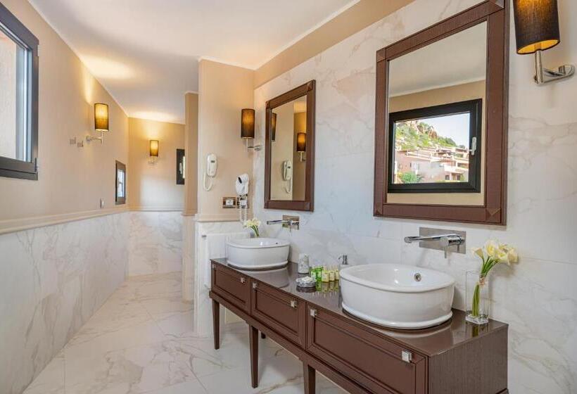 جناح جونيور, Cala Lunga