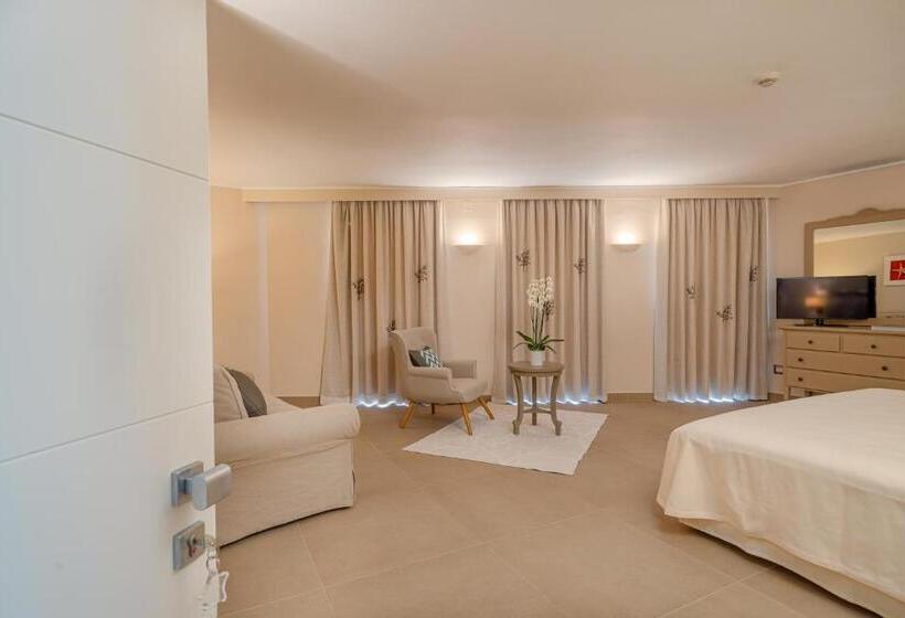 جناح جونيور, Cala Lunga