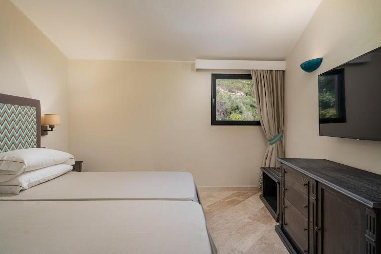 جناح جونيور عائلى, Cala Lunga