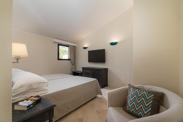 جناح جونيور عائلى, Cala Lunga