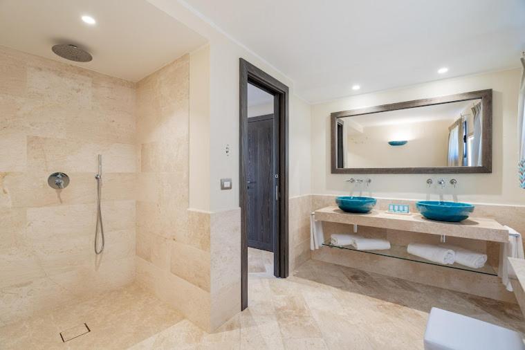 جناح جونيور عائلى, Cala Lunga