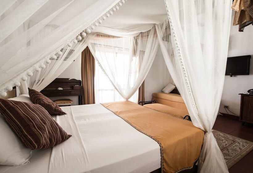 جناح جونيور, Karafuu Beach Resort & Spa