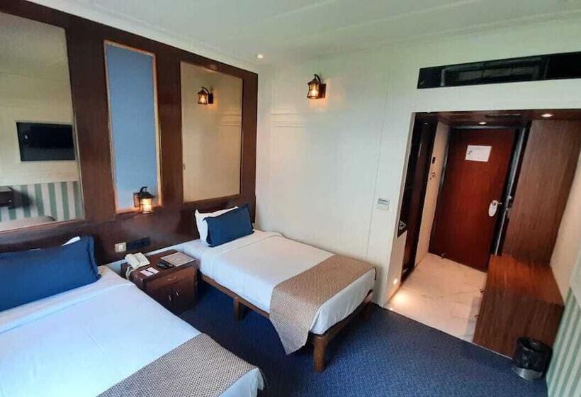 Номер Стандарт, Polo Floatel Kolkata