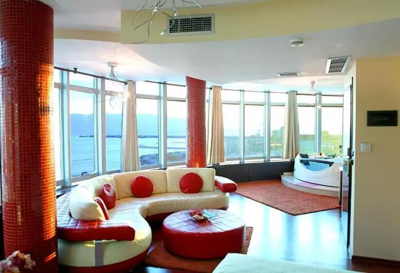 オーシャンビュースーペリアールーム, Vlora International