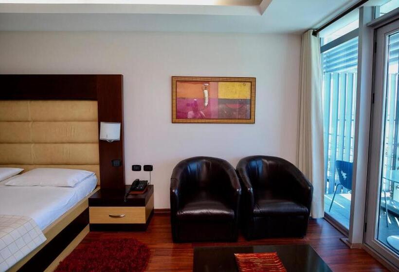 סוויטת ג'וניור, Vlora International