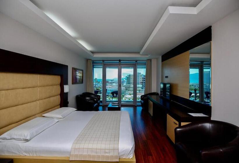 סוויטת ג'וניור, Vlora International