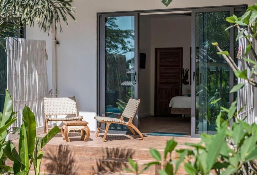 غرفة قياسية مطلّة علي حمام السباحة, By The Sea Koh Mak Boutique Guesthouse