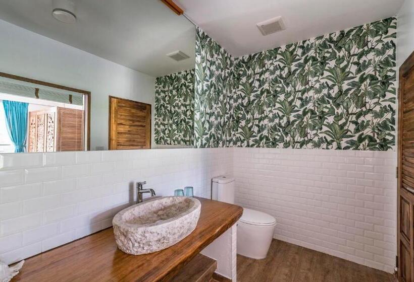 غرفة قياسية مطلّة علي حمام السباحة, By The Sea Koh Mak Boutique Guesthouse