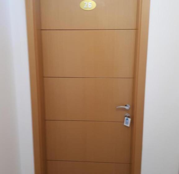 基本三人间, Vial Rooms