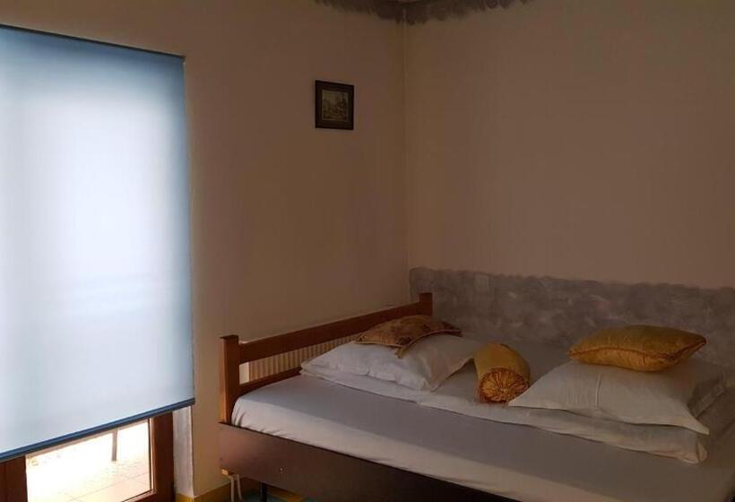 غرفة قياسية مزوَّدة بشُرفة, Pensiunea Mallorca