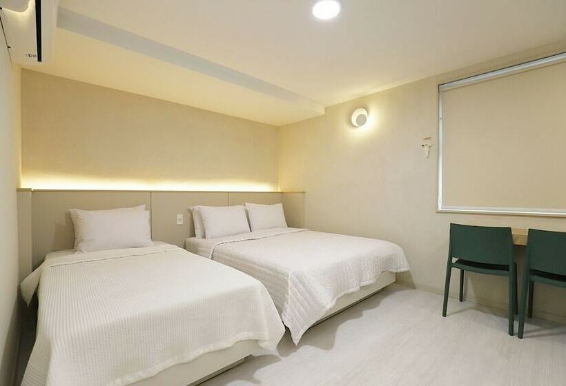 Camera Deluxe, Chuncheon Pine Tree