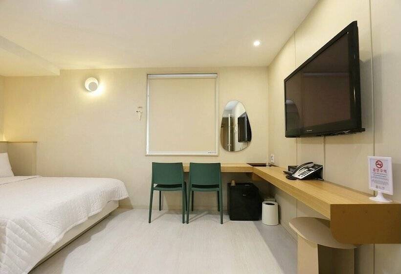 Camera Deluxe, Chuncheon Pine Tree