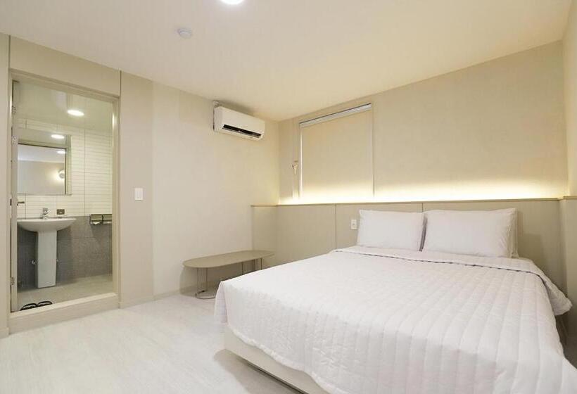 Camera Standard, Chuncheon Pine Tree