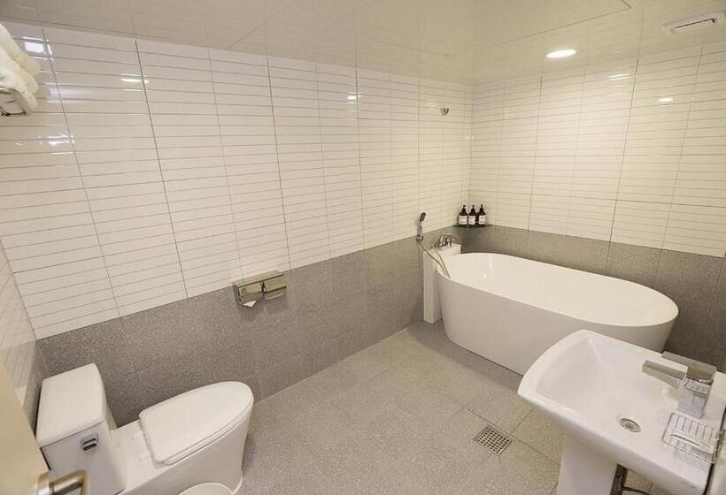 Camera Deluxe, Chuncheon Pine Tree