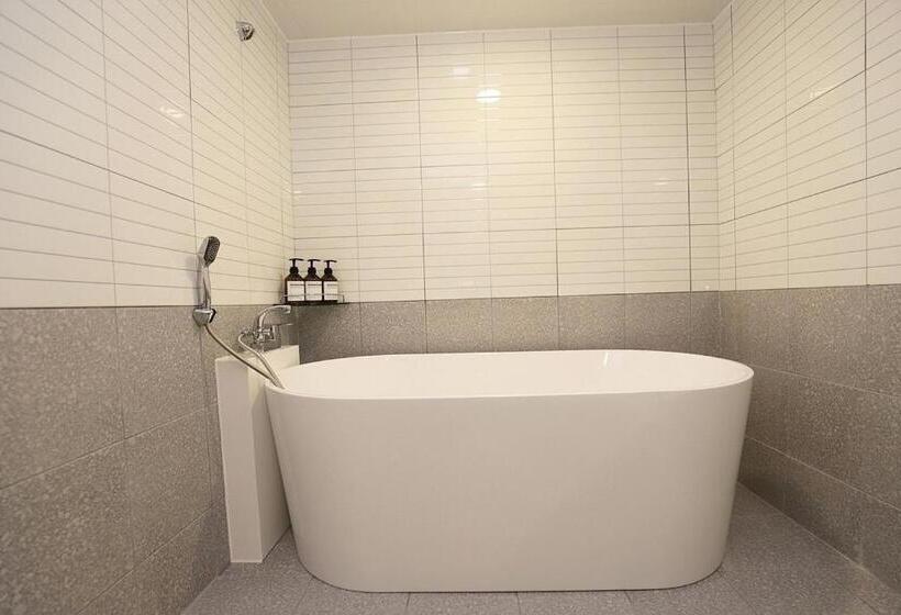 Camera Deluxe, Chuncheon Pine Tree