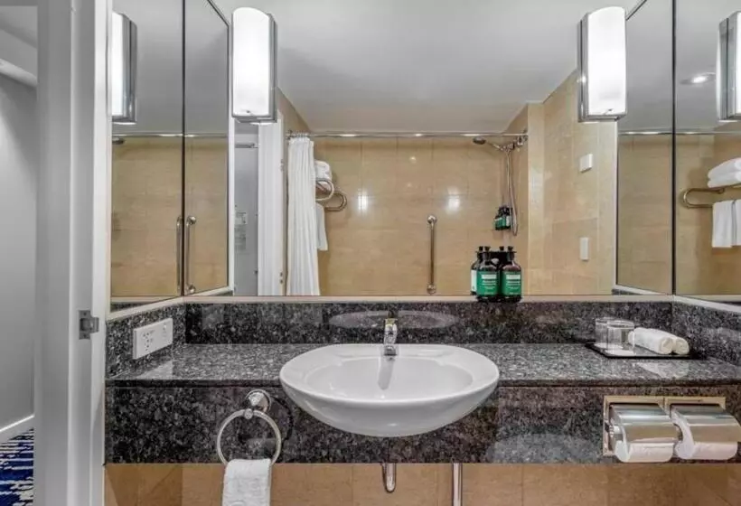 キングサイズベッドのスタンダードルーム, Crowne Plaza Sydney Coogee Beach, An Ihg