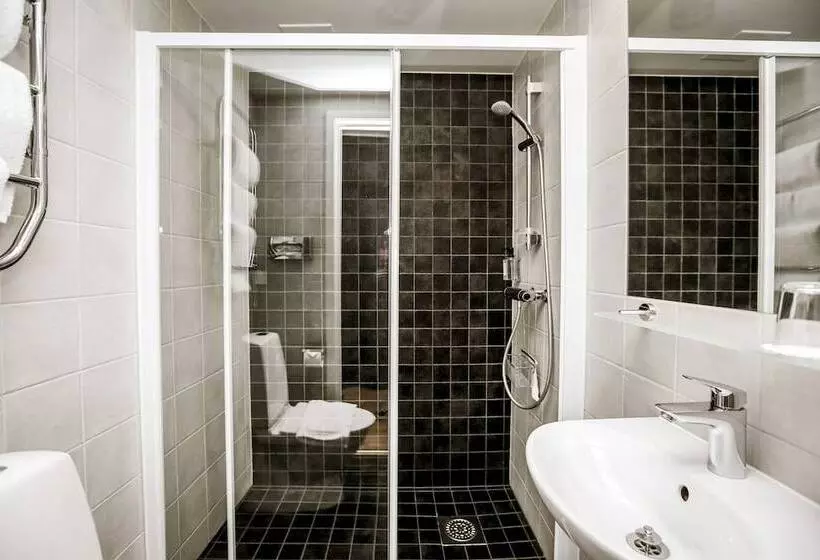 اتاق استاندارد سه نفره, Corner Hotel