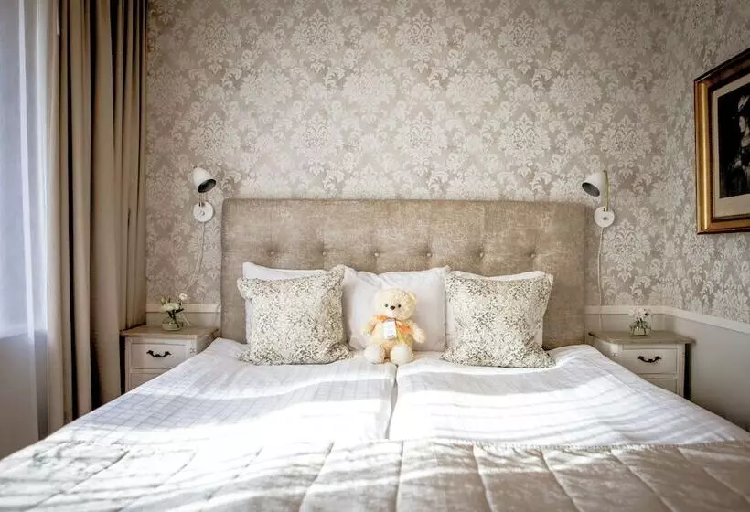اتاق استاندارد سه نفره, Corner Hotel