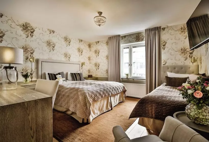 اتاق استاندارد سه نفره, Corner Hotel