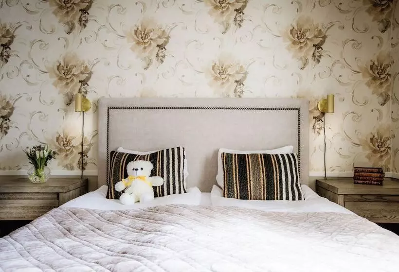 اتاق استاندارد سه نفره, Corner Hotel