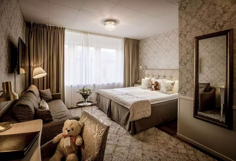 اتاق استاندارد سه نفره, Corner Hotel