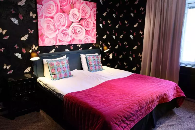 اتاق استاندارد, Corner Hotel