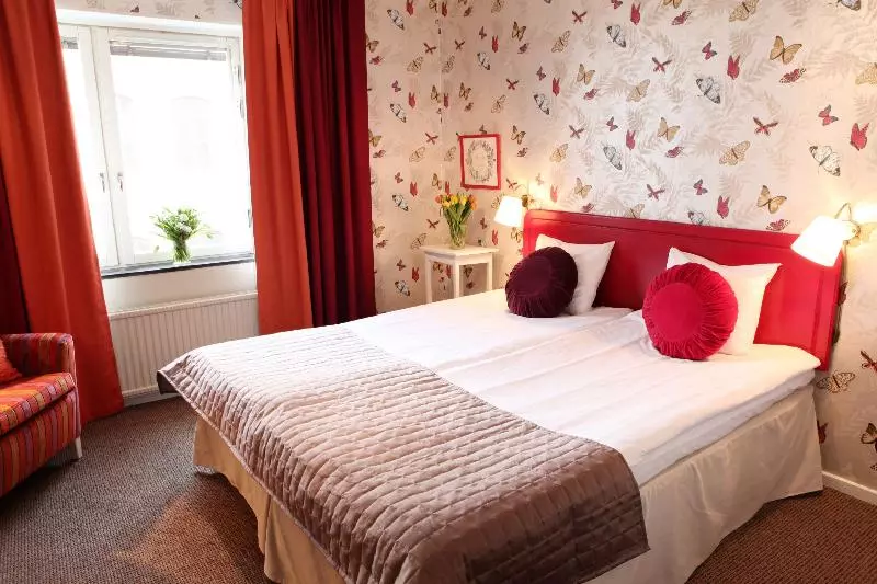 اتاق استاندارد, Corner Hotel