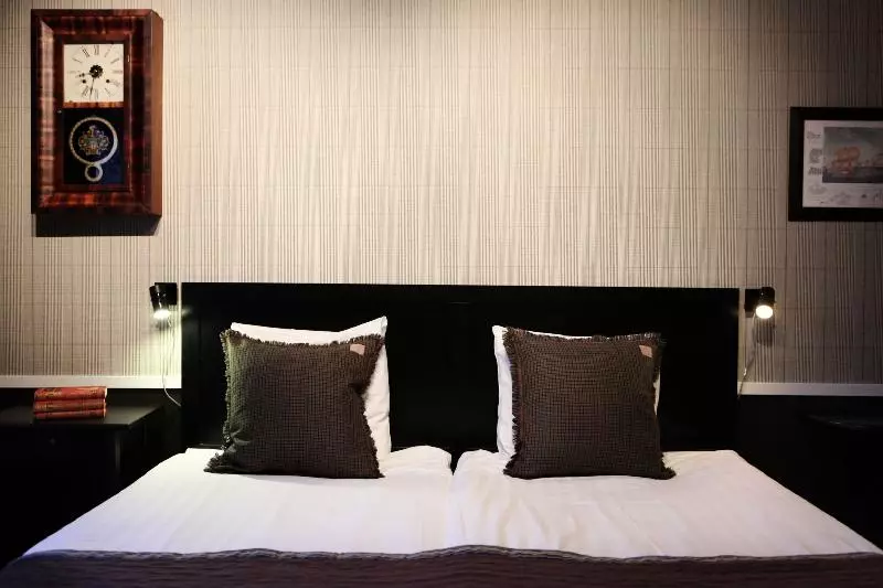 اتاق استاندارد, Corner Hotel