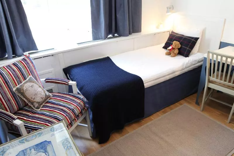 اتاق استاندارد یک نفره, Corner Hotel