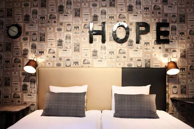 اتاق استاندارد, Corner Hotel
