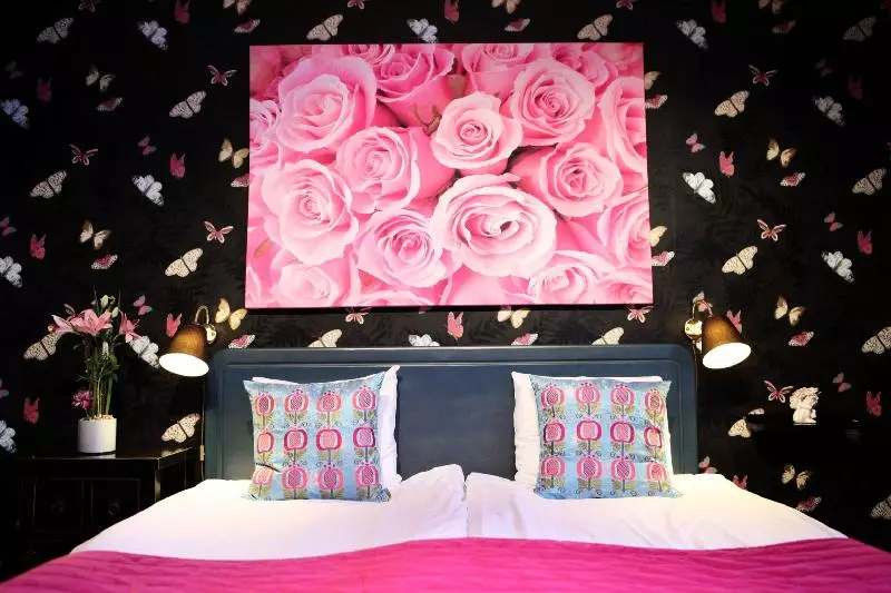اتاق استاندارد, Corner Hotel