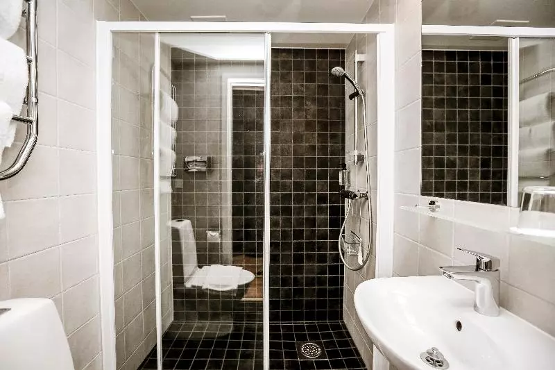 اتاق استاندارد, Corner Hotel