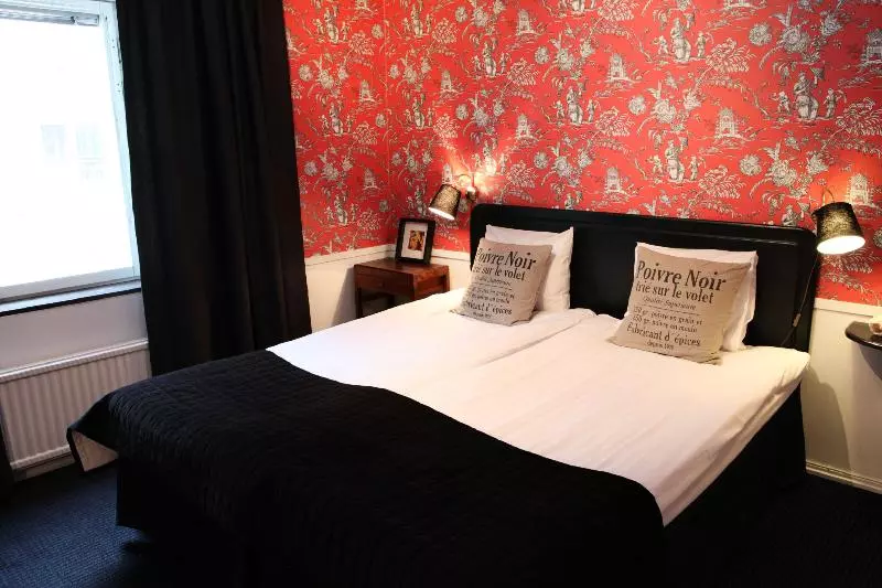 اتاق استاندارد, Corner Hotel